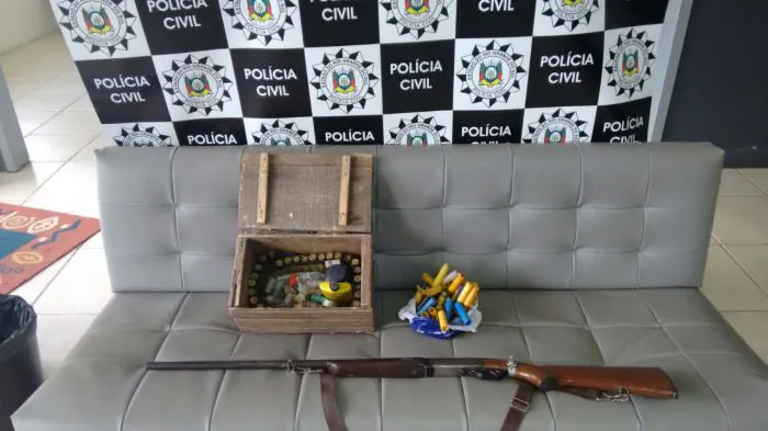 Operação de combate à violência doméstica apreende arma em Camaquã