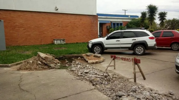 Esgoto a céu aberto ao lado da Secretaria de Saúde continua causando incômodo