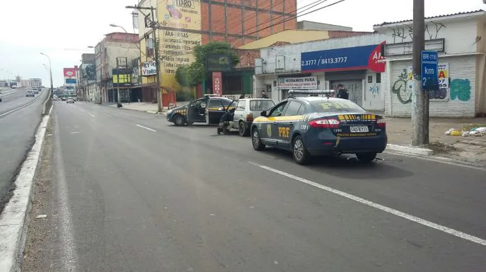 PRF recupera em Canoas carro furtado em Camaquã