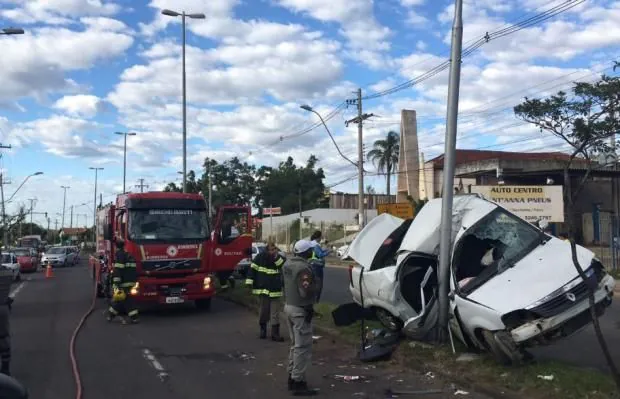Adolescente morre após carro capotar e bater em poste em Porto Alegre