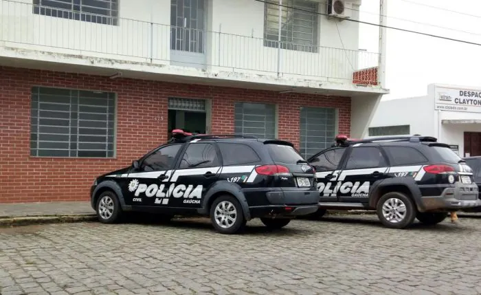 Dupla assalta comércio no bairro Jardim