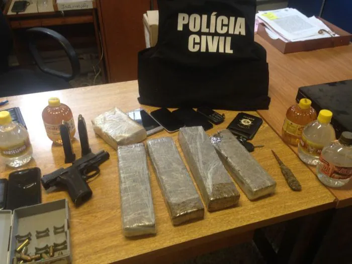 Agente penitenciário é flagrado com drogas, celulares e bebidas em alojamento de presídio em Osório