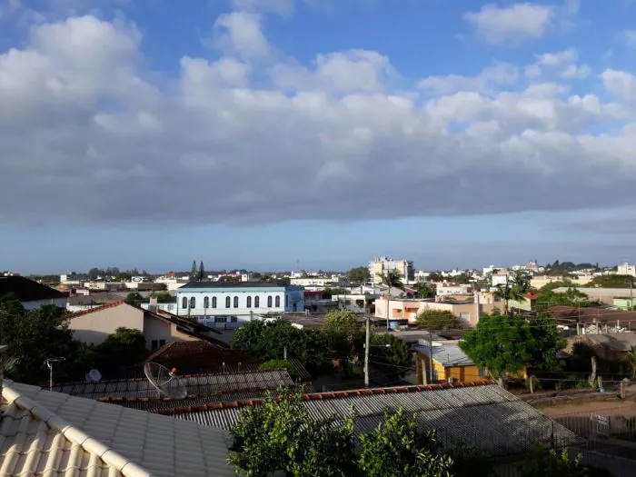 Sol entre nuvens marca o inicio desta segunda-feira