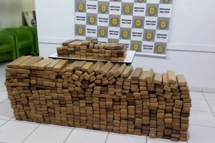 Polícia prende dupla que levava 330 kg de maconha em carro
