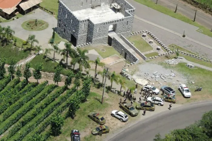 Após cerco, polícia liberta refém e prende três suspeitos de ataque a carro-forte na Serra