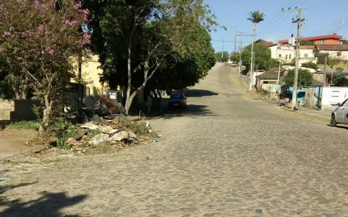 Entulho causa incomodo a morador do bairro Centenário