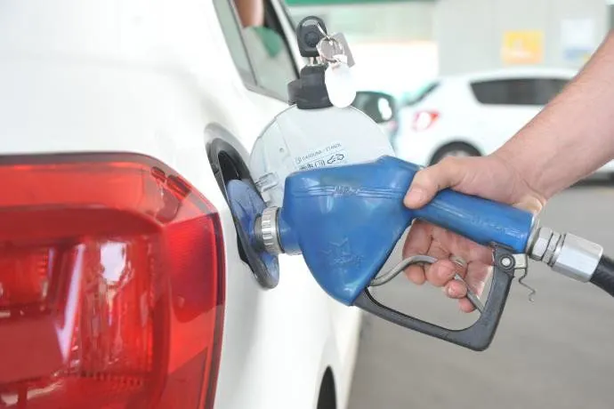 Petrobras anuncia redução de 3% no preço da gasolina na refinaria