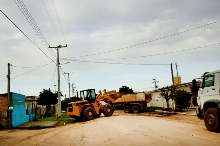 Infraestrutura realiza limpeza de entulhos na Viégas e Jardim