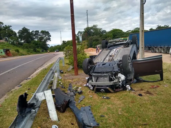Duas pessoas ficam feridas em capotagem na BR-116