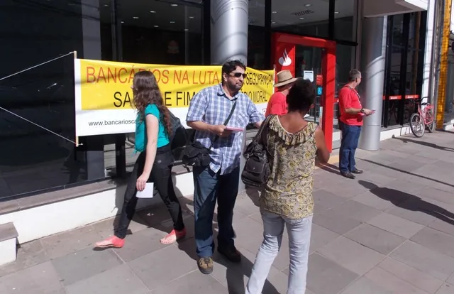 Bancários protestam contra demissões no Santander