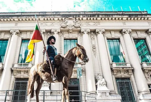 Deputado Gaúcho da Geral cumpre promessa feita a eleitor e chega a cavalo para posse