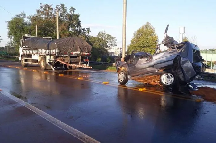 Acidente entre dois carros e caminhão deixa uma pessoa morta em Venâncio Aires