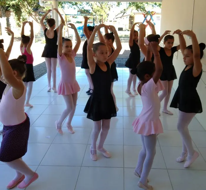 Professora voluntária ensina ballet para alunas de escola em Camaquã