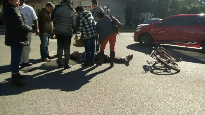 Ciclista fica ferido em acidente com moto no centro de Camaquã