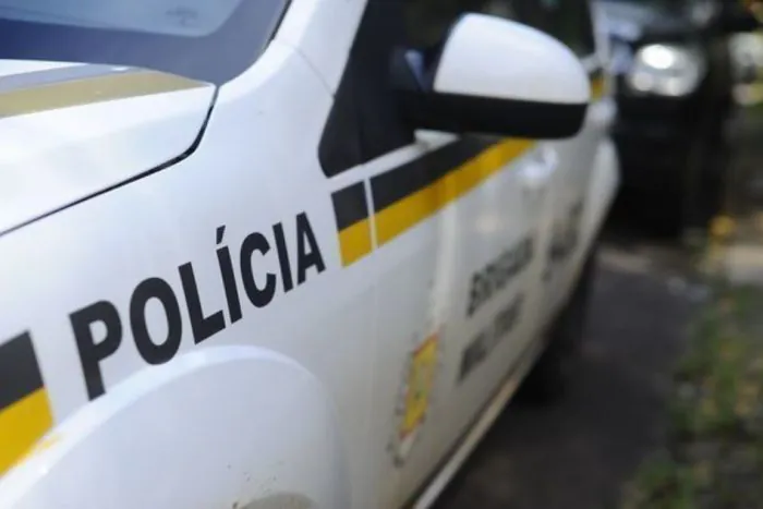 Policiais militares são recebidos a tiros após incêndio de veículo