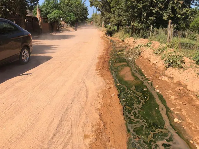 Além de poeira, moradores enfrentam esgoto a céu aberto no bairro Hípica