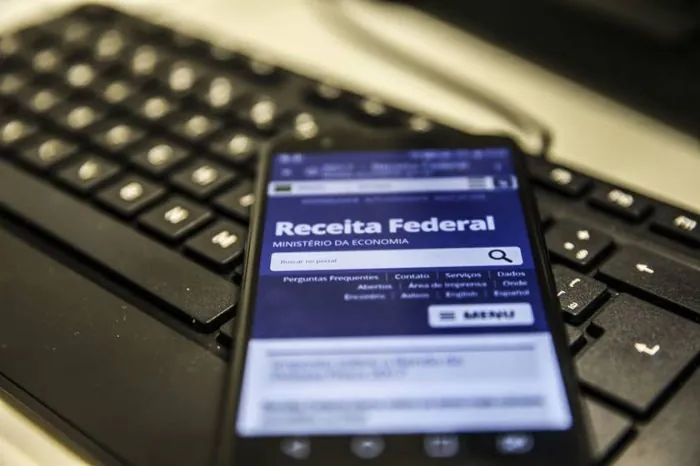 Bolsonaro quer elevar isenção do IR para R$ 3 mil por mês