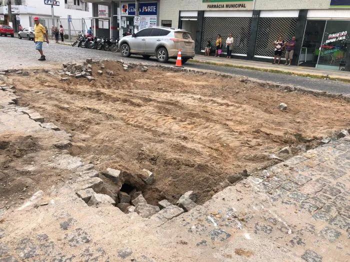 Obra deixa o trânsito parcialmente bloqueado em Camaquã