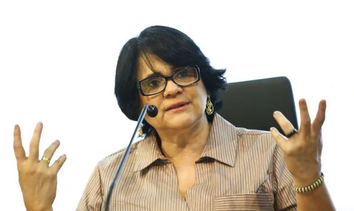 Ministra Damares Alves está com suspeita de coronavírus