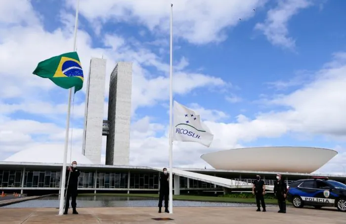 Congresso decreta luto oficial pelas 10 mil mortes por covid-19 no Brasil