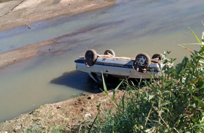 Motorista perde o controle e cai em arroio em Camaquã