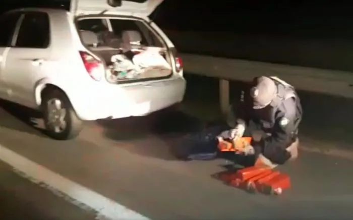 Casal é preso transportando 58 kg de maconha na BR-116 em Pelotas