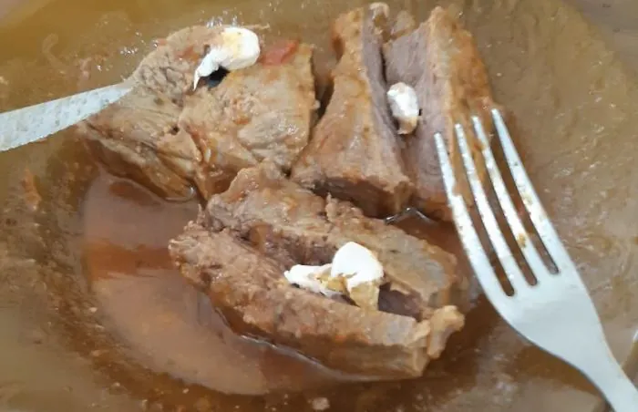 Homem é detido ao tentar entregar crack escondido em pedaços de carne