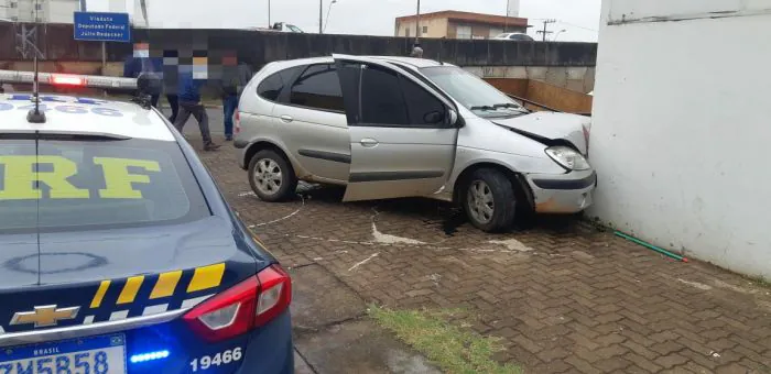 Após tentativa de fuga, PRF prende criminoso com carro roubado em São Leopoldo