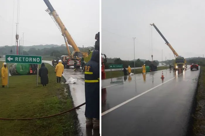 Equipes retiram caminhão tombado na BR-116 em São Lourenço do Sul