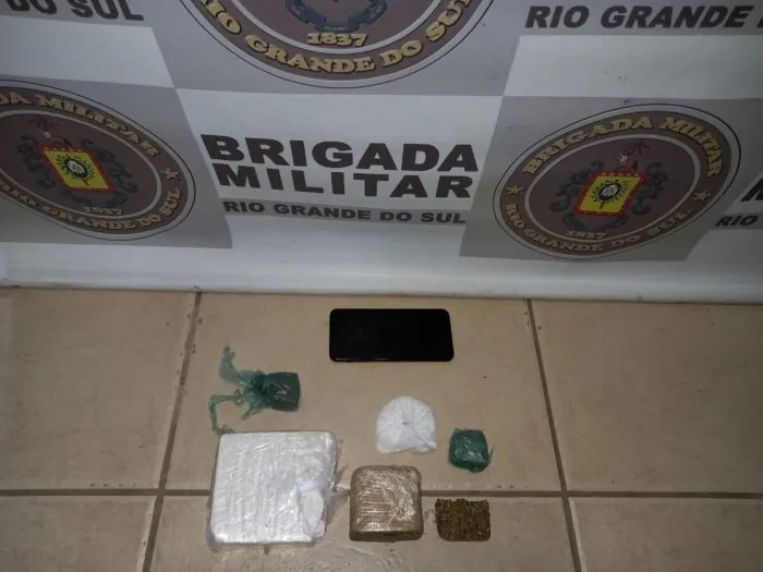 Mulher é presa em flagrante por tráfico de drogas em Camaquã