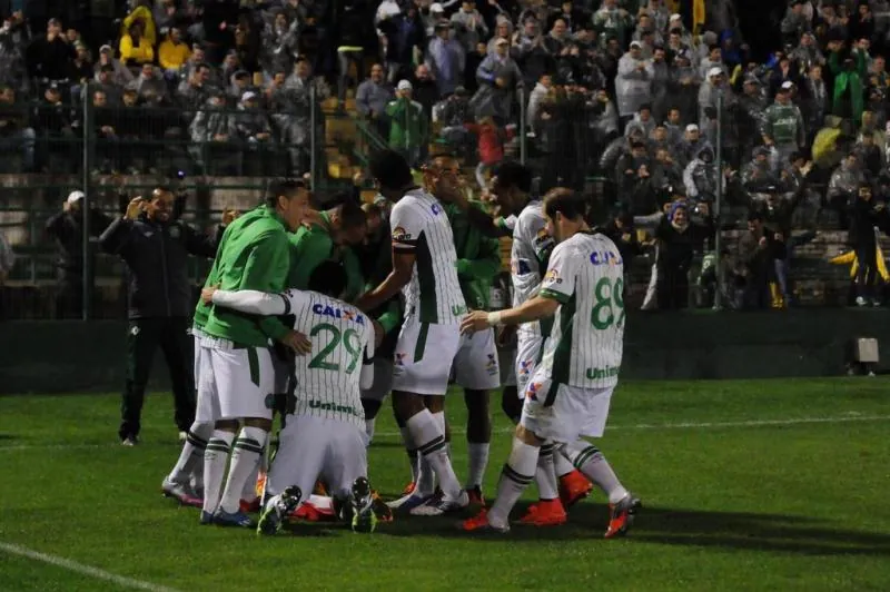 Chapecoense encerra sequência de vitórias do Grêmio no Brasileirão