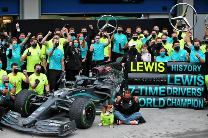 Mercedes anuncia renovação do astro das pistas Lewis Hamilton