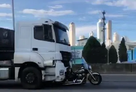 Caminhão de Camaquã arrasta motociclistas por 32Km em SC, assista