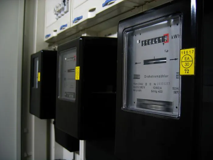 Aneel suspende corte de energia elétrica para 12 milhões de pessoas