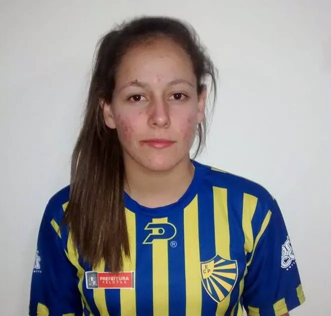 Arquibancada Acústica recebe atleta camaquense convocada para Seleção Brasileira de Futebol