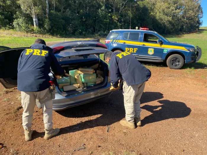 Flagrante: polícia encontra carro com meia tonelada de maconha no estado