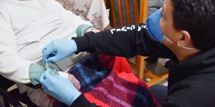 Idosa é encontrada suja e amarrada na cadeira de rodas em asilo