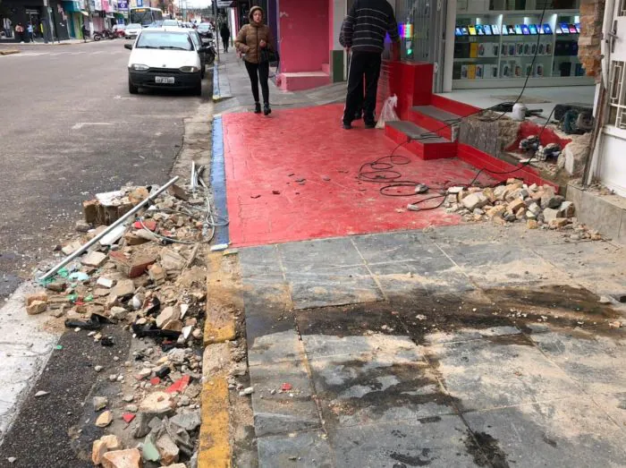 Condutor perde controle e bate em loja no Centro de Camaquã