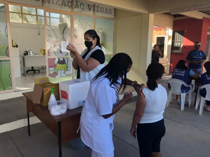Vacinação: Camaquã imuniza nesta quinta-feira (1º) pessoas com 43 anos ou mais