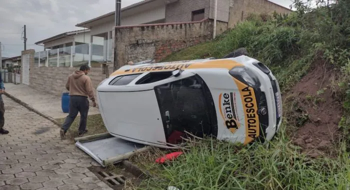 Aluna tomba carro de autoescola durante prova de habilitação