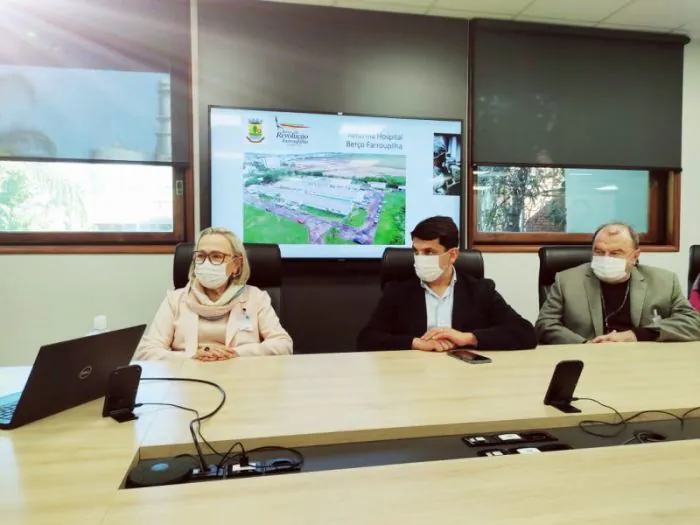 Arita Bergmann visita Hospital de Guaíba e conhece cronograma de obras e de melhorias