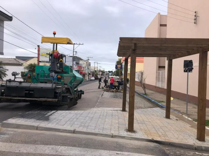 Mais uma rua recebe serviço de asfaltamento nesta quarta em Camaquã