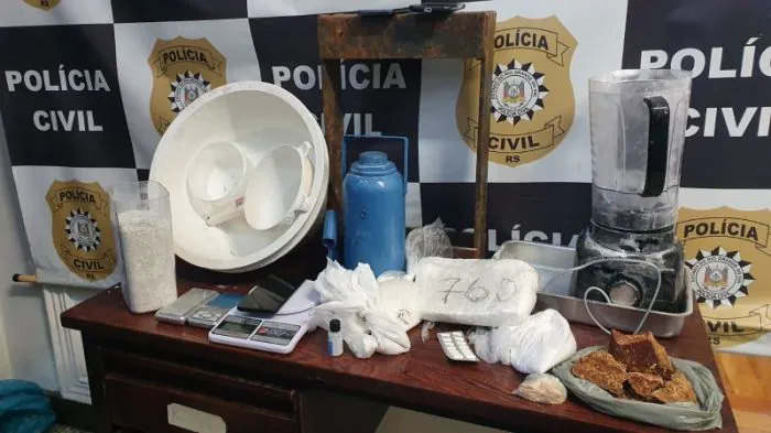 Operação da Polícia Civil fecha laboratório de refino de cocaína e crack no estado