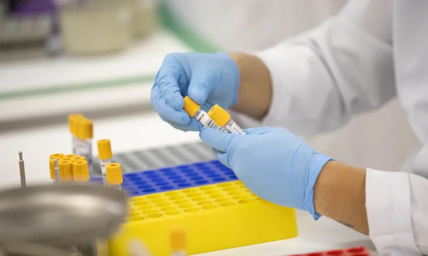 OMS monitora nova variante da covid-19 que pode ser resistente às vacinas