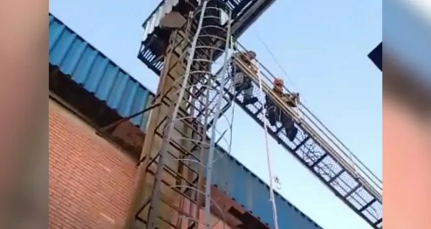 Bombeiros resgatam operário após cair de telhado em Tapes