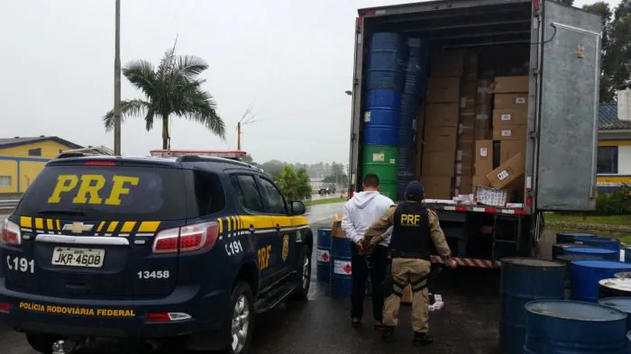 PRF apreende caminhão com 500 mil maços de cigarro