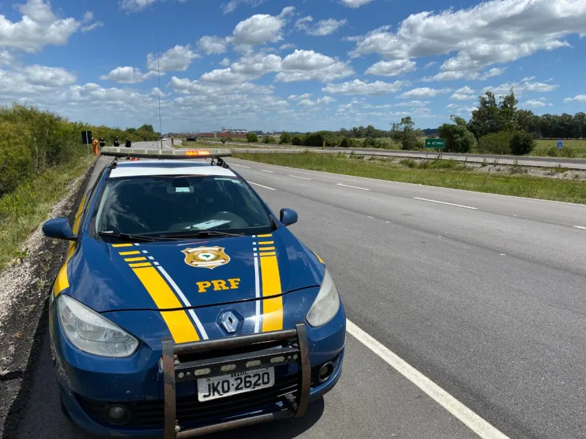 PRF prende dois homens transportando arma ilegalmente