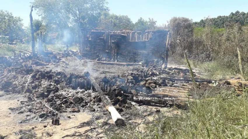 Incêndio destrói casas de aldeia indígena em Camaquã