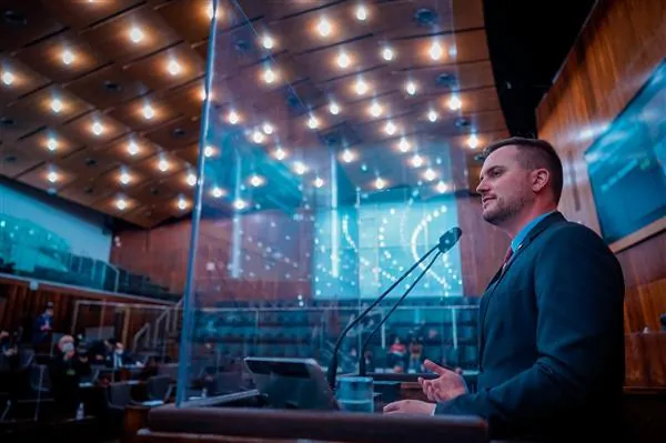 “O estado vem gastando mais do que recebe”, afirma deputado