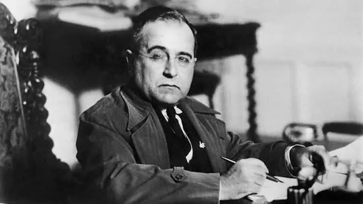 Hoje na história – 02 de dezembro – Getúlio Vargas acaba com partidos políticos e Cuba adota o comunismo